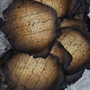 عکس نوشت تکه ‌های سوخته قرآن | ورق‌های باقی‌مانده قرآن از جنایت آتش زدن مسجد مهدویه کرج