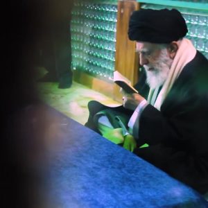 نماهنگ "در کنار یاران" | حضور رهبر معظم انقلاب اسلامی در مرقد امام راحل (ره)