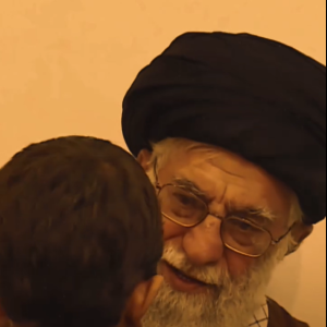 استوری موشن رهبر شهید انقلاب اسلامی | دیدار با خانواده شهدا
