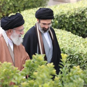 امام مجاهد شهید | تصویری ویژه از رهبر معظم انقلاب در کنار امام شهید؛ انتشار برای اولین بار به مناسبت عید سعید غدیر