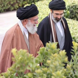 استرابورد و پوستر پرتره آقای شهید 16 | مجموعه فضاسازی بدرقه «آقای شهید ایران»